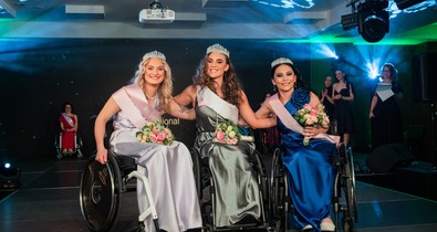 „Szeretném, ha az emberek nemcsak egy széket látnának hanem az embert is, aki benne ül” - Boldizsár Dalma nyerte a Miss Spinner 5. Nemzetközi Kerekesszékes Szépségversenyt