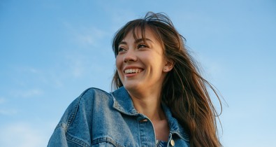 Hogyan viselj farmerdzsekit az idei szezonban? Három ötlet nőknek!