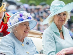 Őrült, vicces és csodás kalapcsodák a királynő lóversenyéről