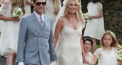 Kate Moss menyasszonynak is gyönyörű!