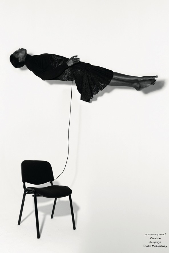 Az Another magazinban Kinée Diouf lebeg.