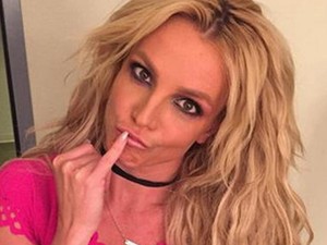 Britney Spears nem bír leállni! Szemvakító fürdődresszben szelfizget