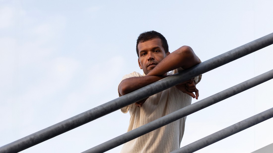 Marton Krisztián Bőgőmasina című könyvének főszereplője sokat segített számára abban, hogy eltávolítsa magától a vele történteket: ez a madártávlat lehetővé tette, hogy közelebb merjen menni bizonyos, mély fájdalmakhoz