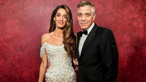 Amal Clooney élete legszebb ruhájában ragyogott a vörös szőnyegen, George Clooney egy pillanatra sem vette le róla a kezét