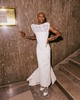 Cynthia Erivo, a Wicked című mozi színésznője egy hófehér, szoborszerű Louis Vuitton csipkecsodában, valamint hozzá tökéletesen passzoló Tiffany & Co. ékszerekben pózolt a fotósoknak