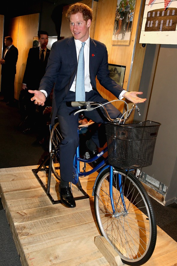 Nullakezezik, mert neki így is megy, nem hiába a királyi vér!