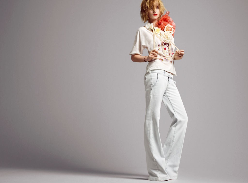 A tetőtől talpig hófehér szettjét gyöngysorokkal és színes virágokkal koronázták meg. 