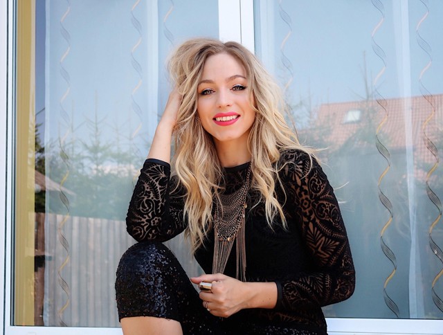 Ilyen ultradögös szettben koncertezik Szőcs Renáta