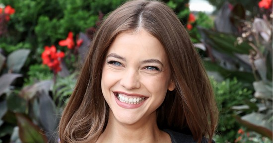 Palvin Barbara újabb édes fotót osztott meg kislányáról, a csöppséget édesapja ringatja karjaiban