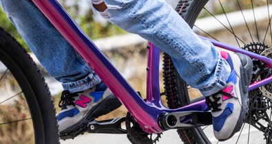 Szenzációs kollaboráció: a Levi’s és a New Balance a Mountain bike-os kultúra előtt tiszteleg