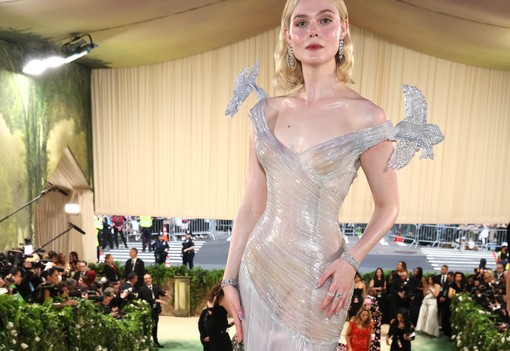 Dua Lipa testét alig takarta valami, Emily Ratajkowski mellbimbót villantott - 10 pucérruha a Met-gáláról