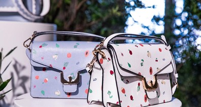 Utazás a világ körül a Coccinelle táskáival