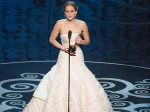 Hálóingben, smink nélkül vette át az Oscar-díjat egy színésznő - Íme a gála legemlékezetesebb ruhái