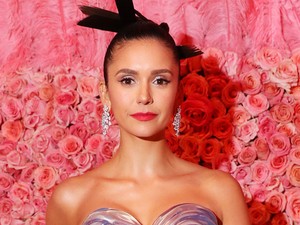 Nina Dobrev egy aprócska ruhában mutatta meg formás lábait a vörös szőnyegen