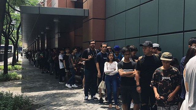 kanye west, pop up, pablo, merchandise, ruha, sorban állás, pop up üzlet, turnépólók