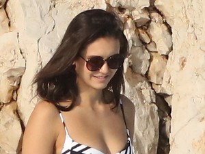Nina Dobrev bájos fürdőruhában romantikázott Cannes-ban