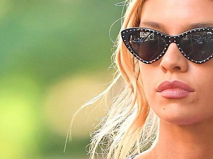 Ez a fonás Stella Maxwell hajában pofonegyszerű, mégis tökéletes!