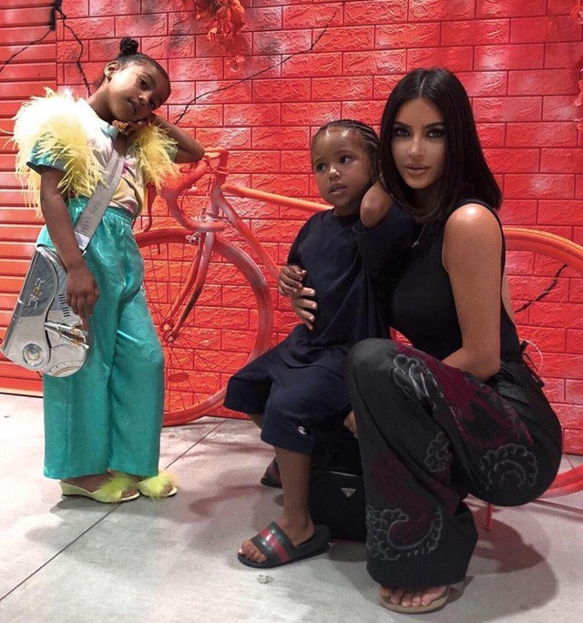 Kim Kardashian megmutatta, milyen nehézséggel jár, ha valakinek 4 gyermeke van