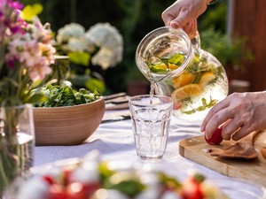 4 jel, hogy túl sok vizet iszol, pedig a szervezetednek már nem lenne rá szüksége