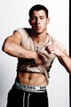 Nick Jonas magához nyúl a Flaunt magazinban