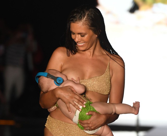 Mara Martin a kifutón szoptatja a gyermekét