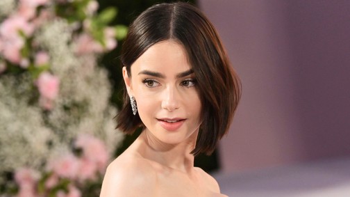 Lily Collins pucérruhájától eláll a lélegzeted, arcpirítóan merész darabot vállalt be