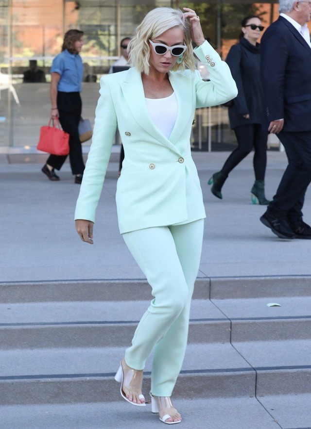 Katy Perry egy Versace nadrágkosztümben