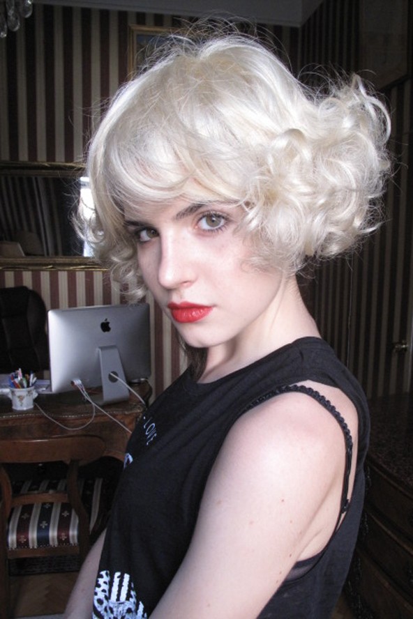 A Visage lányok nagyon dögösek Marilynként. Itt van például Fruzsina.