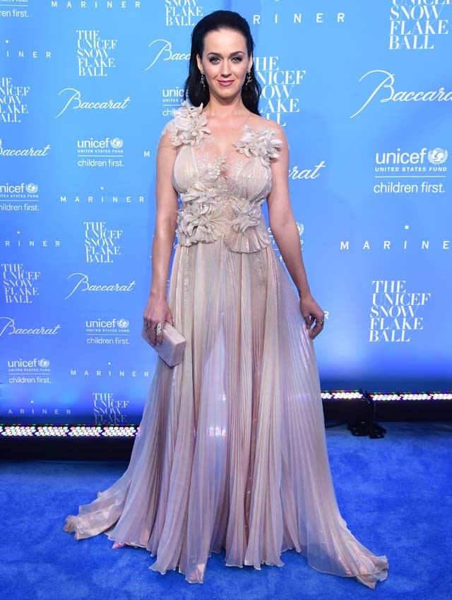 Áttetsző Marchesa ruhában Katy Perry az Unicef gálán