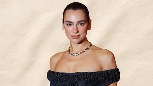 Dua Lipa bikinifelsője kisebb már nem is lehetne, strandolós fotót posztolt az énekesnő a vőlegényével