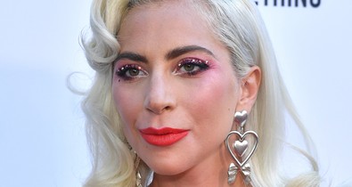 Lady Gaga egy szexi takarítónő ruhájának modern változatába bújt