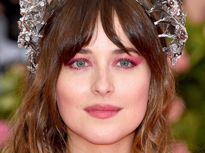Dakota Johnson vérző szívvel ment a Met gálára