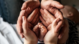 A babával egy új család is megszületik, de hogyan maradhat erős a párkapcsolat az első gyermek születése után? Beszélgetés Rády Eszter pszichológussal