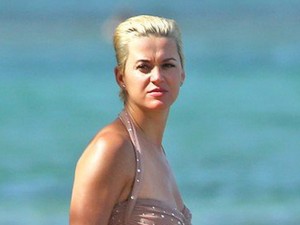 Honnan szerzi Katy Perry ezeket a nagymamás fürdőruhákat?