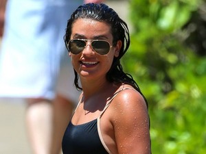 Ha szerinted nem elég szexi az egyrészes fürdőruha, akkor figyeld Lea Michele milyen dögös benne