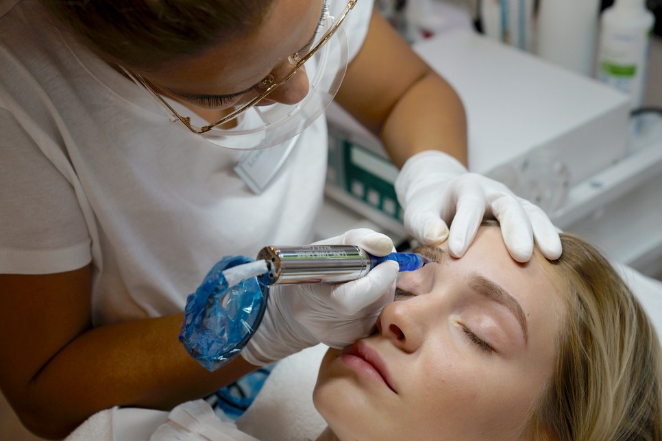 A szimmetria finom helyreállítását is célozzák a sminktetoválások.