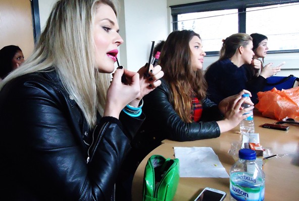 Várakozás a ruhapróbán