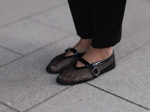 Hódít a meztelencipő! A hálós balerina a tavasz legmenőbb trendje