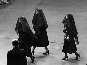 Mégis hogyan illik felöltözni Erzsébet királynő temetésére?