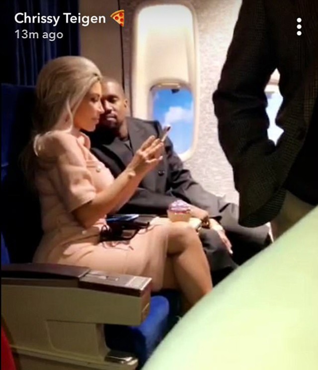 Kim Kardashian olyan gyönyörű, hogy Kanye le sem bírta venni róla a szemét!