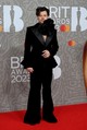 Imádjuk Harry Styles Brit Awards-on viselt szettjét. A színész Harris Reeds ruhában érkezett a vörös szőnyegre, melynek különlegessége a Carrie Bradshaw-féle hatalmas virág.