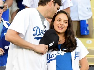 Mila Kunis és Ashton Kutcher a Duna Arénában cukiskodott!