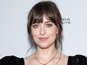 Dakota Johnson uralja a vörös szőnyeget és az utcákat jelenleg