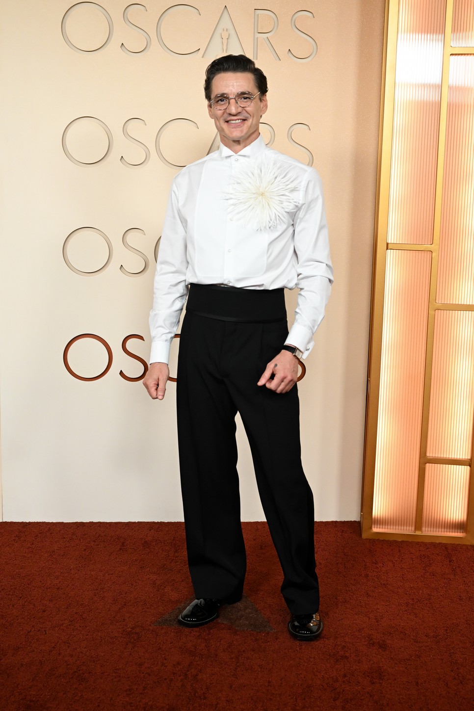 Így nézett ki a bajuszmentes Pedro Pascal az Oscar-gála vörös szőnyegén