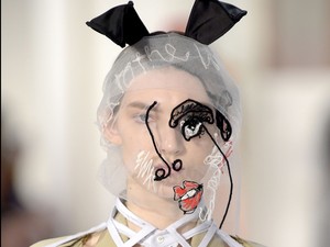 Kiátkozták a divattervezőt, erre mi van? Annyira zseniális kollekciót készített, hogy csak lesünk