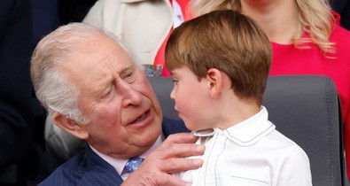 Károly király tündéri módon tisztelgett a kis Lajos herceg előtt, ha ettől nem olvadsz el, akkor semmitől!