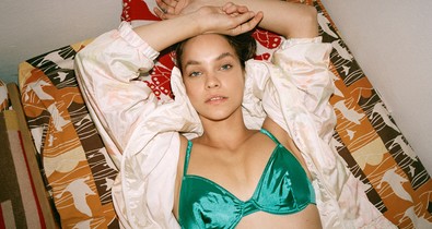 Palvin Barbara egy szál melltartóban reklámozza a magyar divatfotó kiállítást