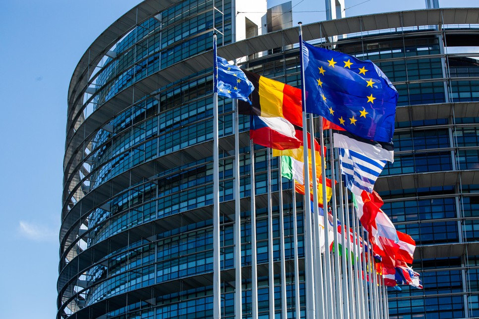 Az Európai Parlament strasbourgi épülete, amelynek félköríves formáját a római Colosseum inspirálta, az európai demokrácia egyik legfontosabb szimbóluma Franciaországban