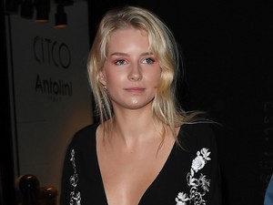 Hű, Kate Moss kistesója olyan dekoltázst villantott, hogy odanézni se merünk