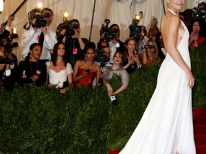 Oldalról villantott Katie Holmes